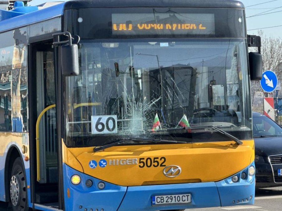 Пешеходец е с опасност за живота, след като е бил блъснат от електробус в София