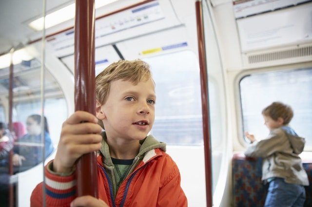 Ще връщат пари на деца до 10 г., закупили карта за столичния градски транспорт