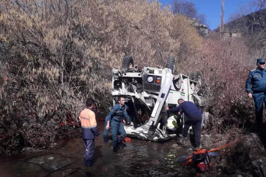 Турски тираджия загина, камионът му паднал в река Котлешница