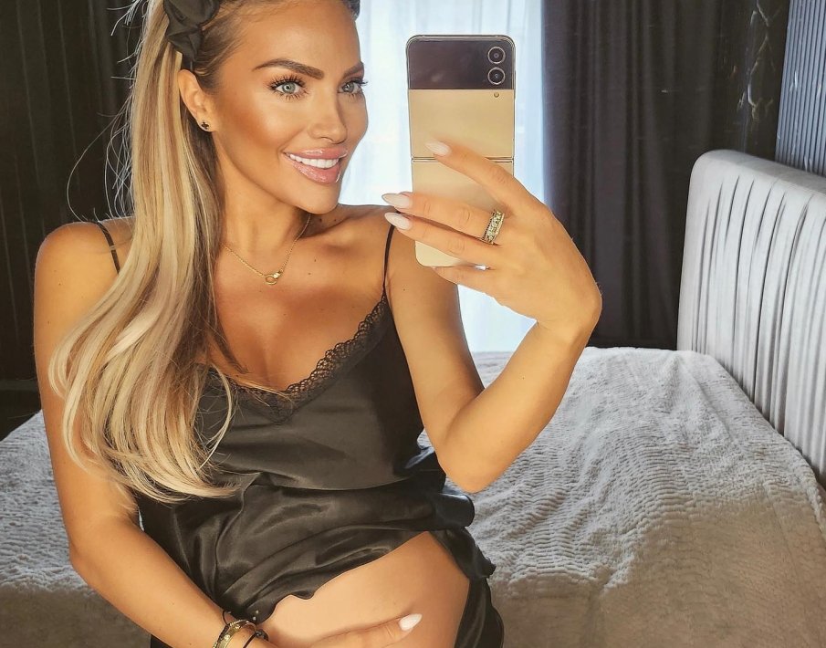 НОВИ БОМБИ: Русата Златка сменя силикона след раждането на второто си дете