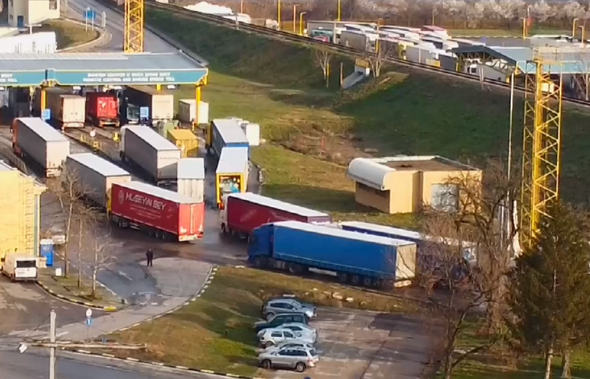 Километрични опашки от автомобили на „Дунав мост” при Русе