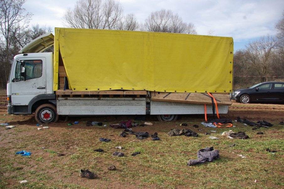 РАЗКРИТИЕ: Мигрантите в камиона край Локорско са имали телефон в тайника