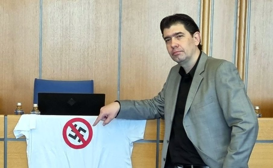 Столичните червени възстановяват счупената плоча на Паметника на Съветската армия