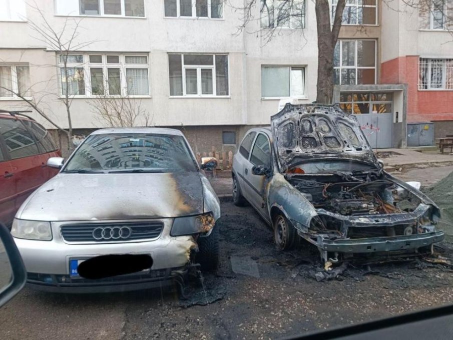 Две коли са изгорели в столичния квартал „Люлин“ (СНИМКА)