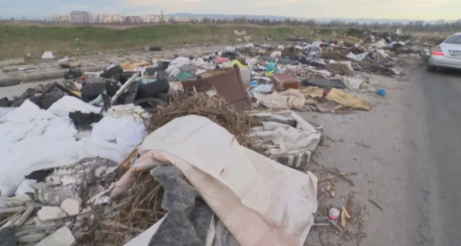 Тонове боклуци засипват столичен квартал