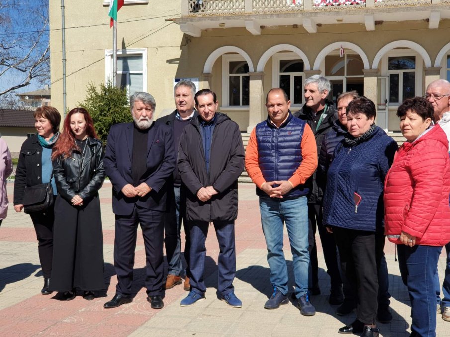 Посрещнаха емоционално Вежди Рашидов в Пловдивско, той поиска доверие, за да направи ГЕРБ кабинет и да стабилизира държавата (СНИМКИ)