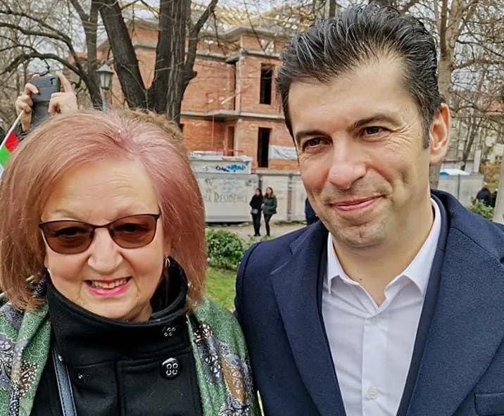 Баба пълни Фейсбук-групите на „добрите“ с фалшиви новини за „дудуци“ (СНИМКИ)