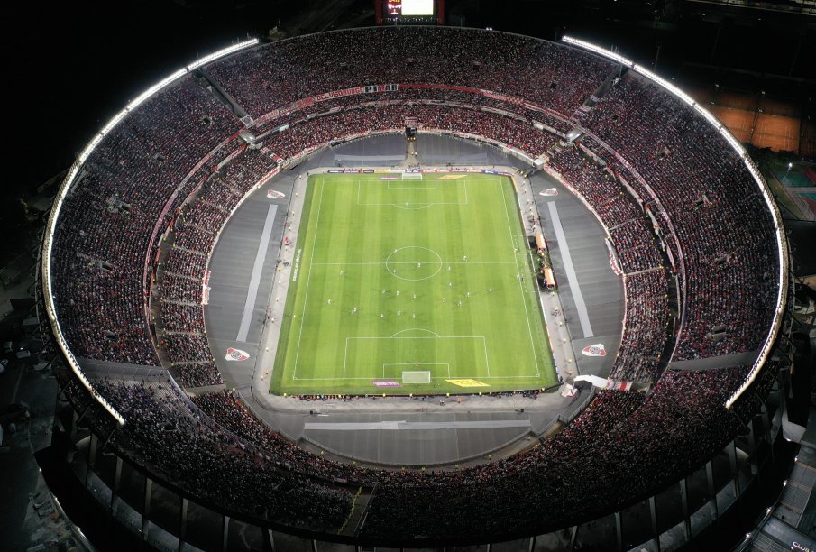 ЛУДОСТ! 2 млн. души искат да гледат на стадиона мач на Аржентина
