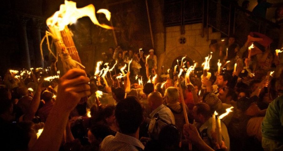 Митрополит Киприан носи Благодатния огън от Йерусалим на 15 април
