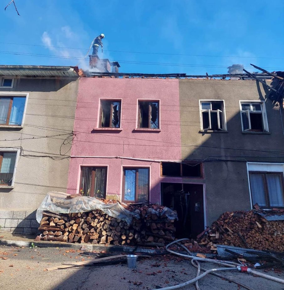ОГНЕН АД: Пожар изпепели четири къщи в Черни Осъм