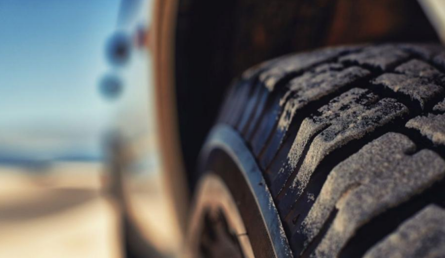 Срязаха гумите на кола в Перник