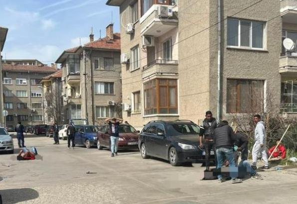 МАСОВ БОЙ: 30 души се млатиха с брадви и лопати на паркинг в Казанлък