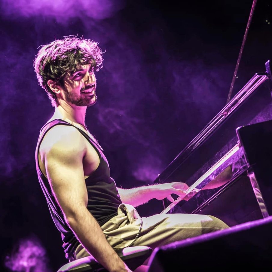 Ето защо Евгени Генчев се държи нелепо с момичетата и повтаря У Ля Ля