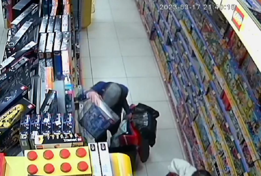 Мъж и жена пробваха да откраднат скъпи конструктори от детски магазин