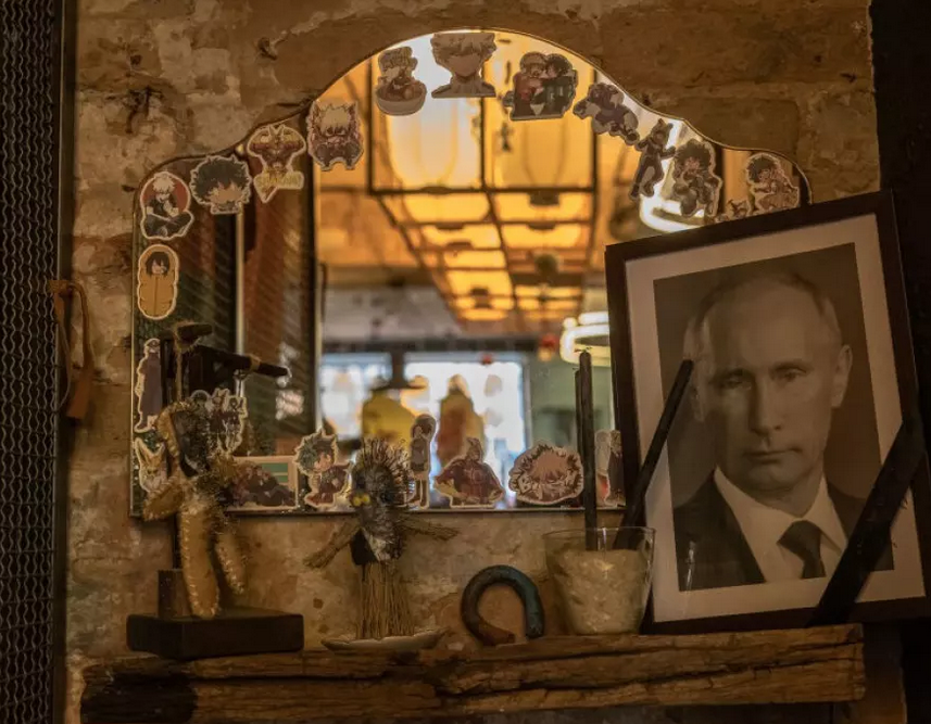 Ресторант в Киев изложи портрета на Путин с черна лента (СНИМКИ)