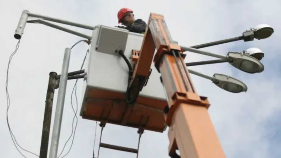 След години на тъмно: Слагат осветление на входа на Благоевград