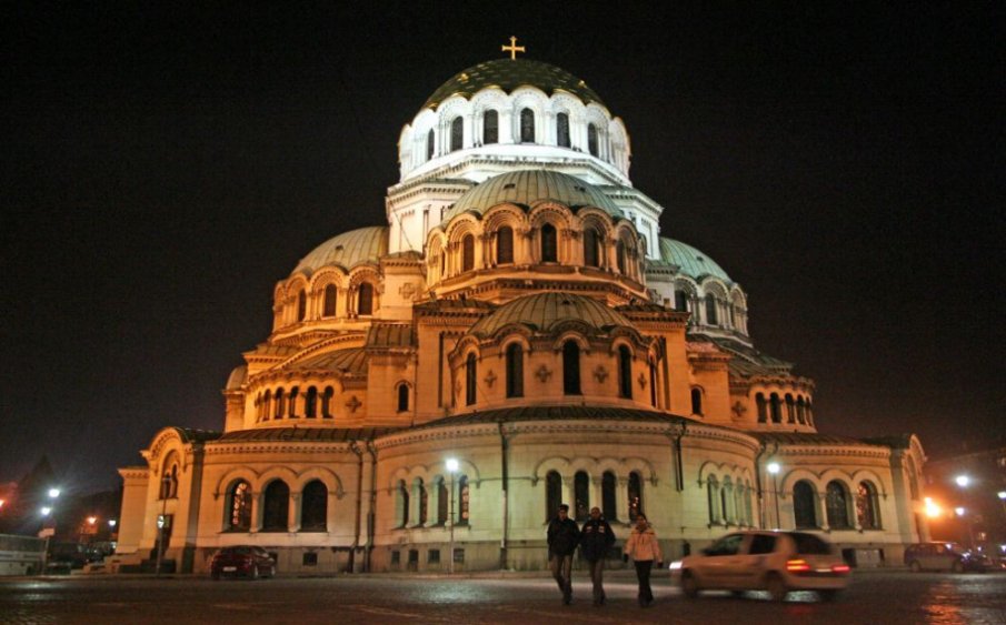 КРИЗА: Храмът „Св. Александър Невски” потъна в мрак, от месеци е без осветление