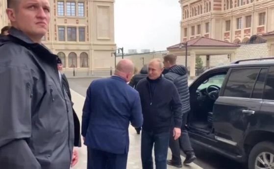 ИЗНЕНАДВАЩО: Путин пристигна в Севастопол, сам си кара джипа (ВИДЕО)