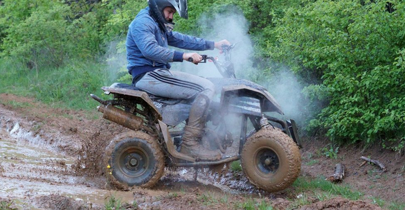 АТВ блъсна мъж на черен път