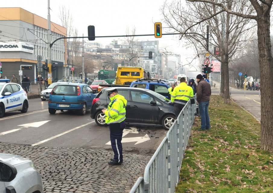 ОТ ПОСЛЕДНИТЕ МИНУТИ: Катастрофа задръсти столичен булевард
