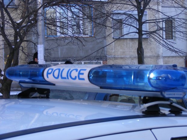 Мъж отвлече две деца при кражба на кола в Дупница