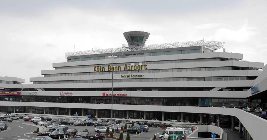 КЪРВАВ ИНЦИДЕНТ: Кола се вряза в пешеходци на летището в Кьолн (СНИМКИ)