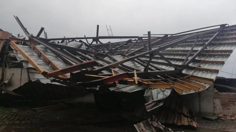 Ураганът вдигна във въздуха 10 тона метален покрив на завод в Белозем