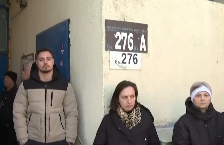 Жители в столичен блок пропищя от съседи, цепещи дърва в холовете си