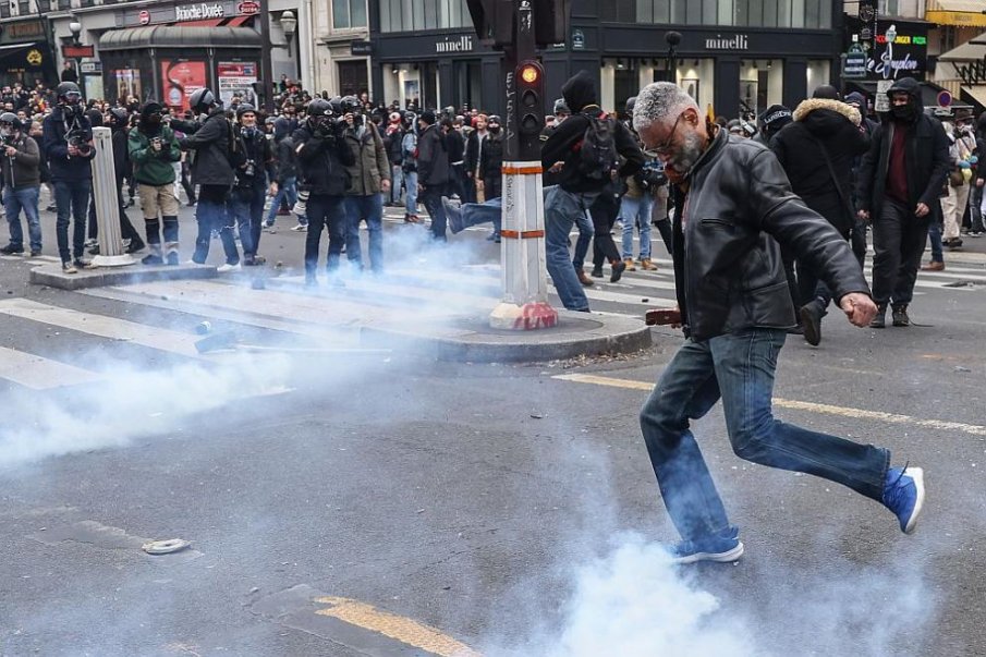 Напрежение, сълзотворен газ и арести по време на протестите във Франция
