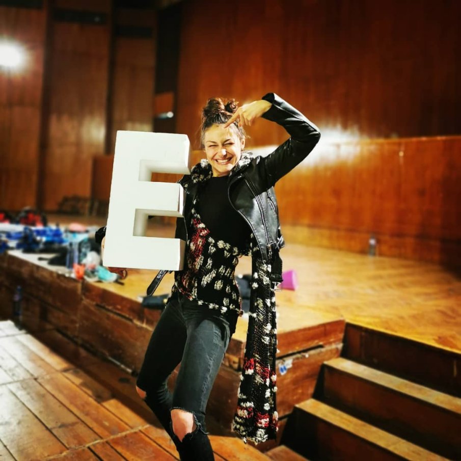 Участничка в Капките се пусна полугола (СНИМКА)