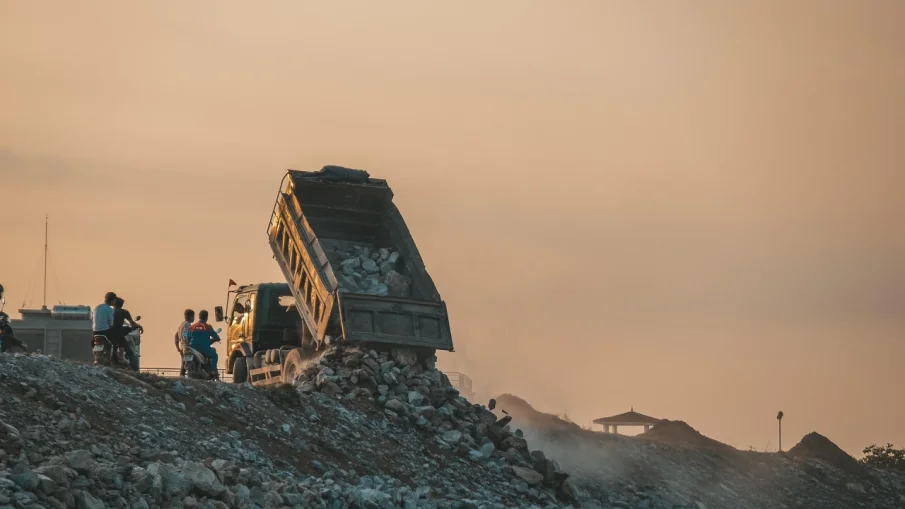 Заснеха нарушители в Столипиново, изхвърлящи боклуци от камион