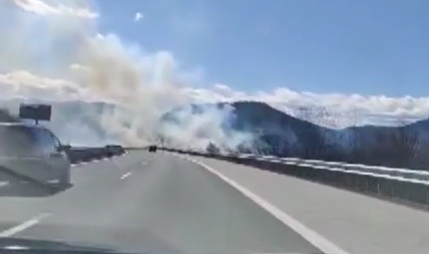 Пожар лумна край АМ Хемус, пушекът е рисков за трафика