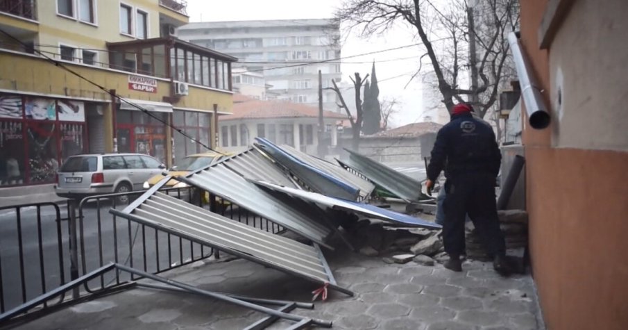 Прекършени клони и разкъсани билбордове в Сливен, вятърът брули с над 80 км/час