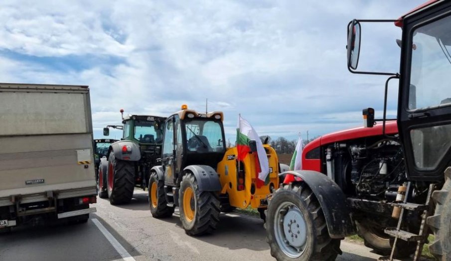 Земеделци блокираха пътя от Вълчи дол за Добрич заради изграждането на ветропарк