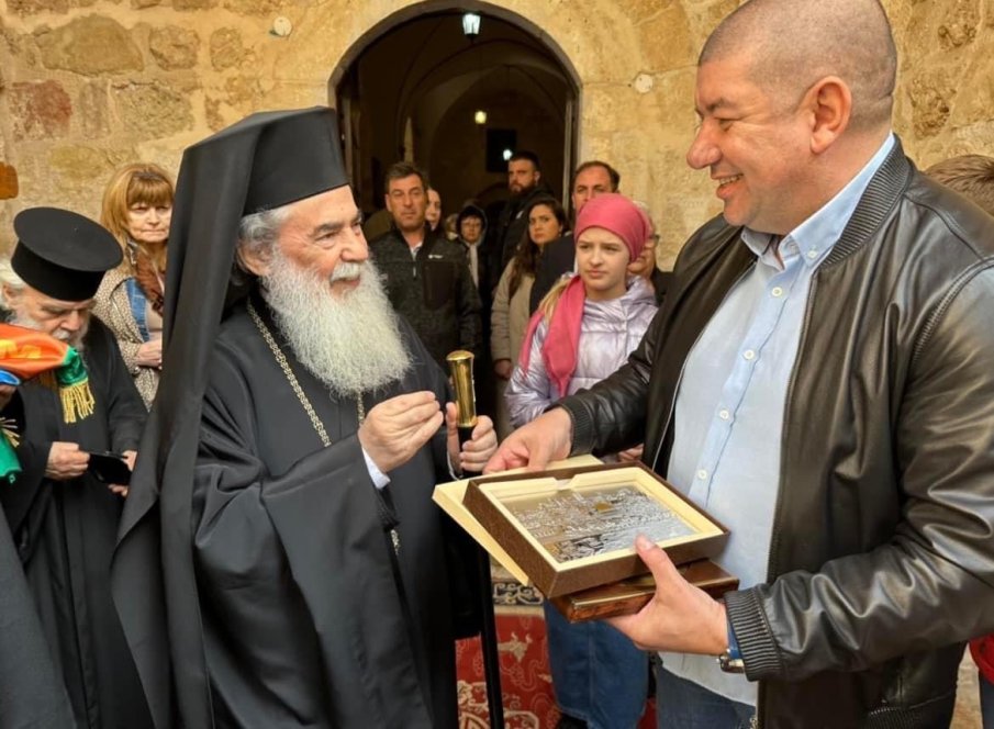 Патриархът на Йерусалим освети знамето на община Кричим (СНИМКИ)