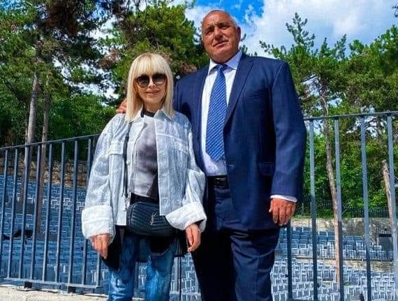 САМО В ПИК И РЕТРО: Бойко затрупа с цветя и писма Лили (СНИМКИ)