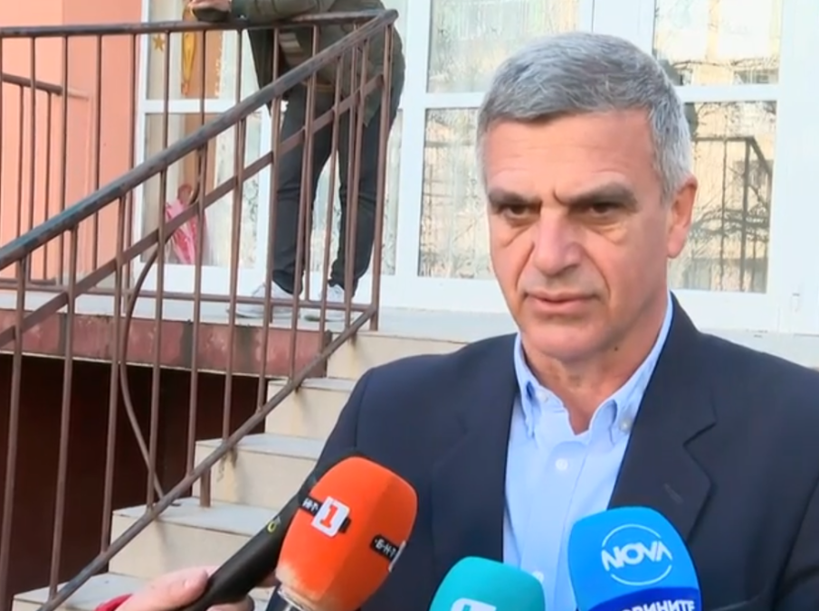 Стефан Янев гласува и призова партиите да седнат на масата в търсене на диалог