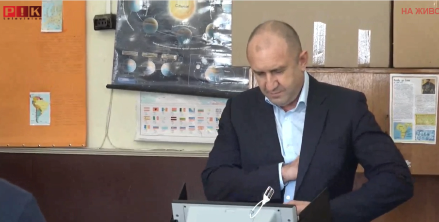 ПЪРВО В ПИК TV: Ето как гласува президентът Румен Радев (ВИДЕО/ОБНОВЕНА)
