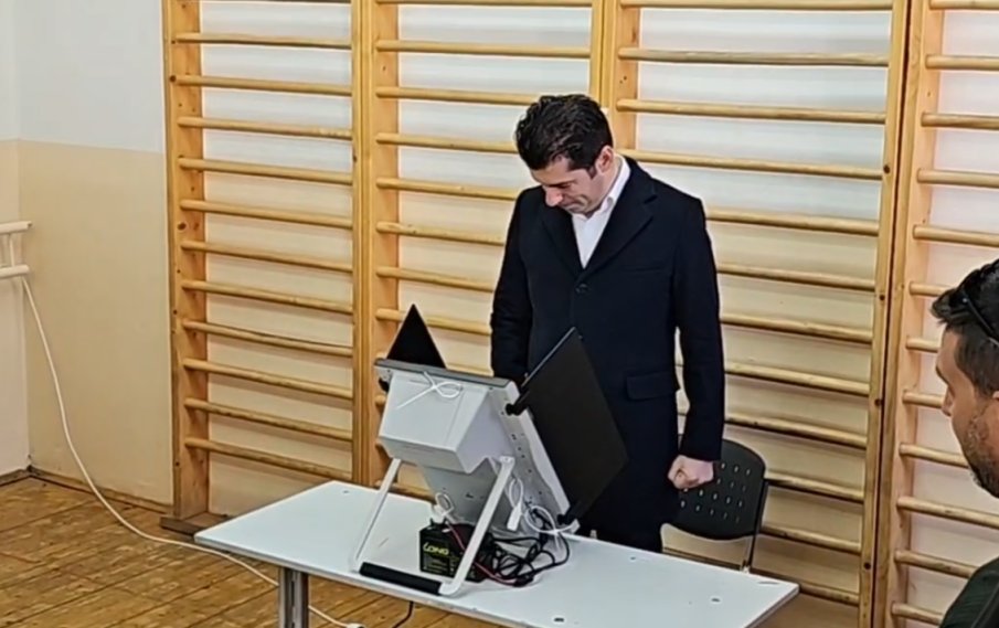 Експерт зове: Гласувайте с хартия! Така ще се разбие политическият проект на Посолството. Машините са жизнено необходими на простодушния шарлатанин Кирчо