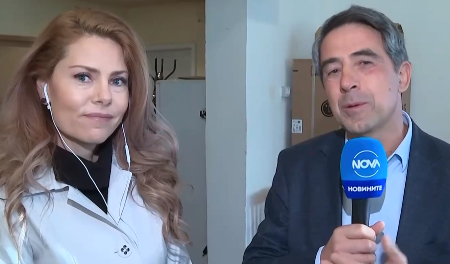 И Плевнелиев гласува с хартиена бюлетина