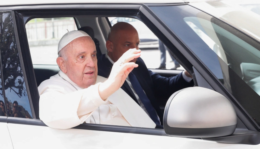 Изписаха папа Франциск от болницата: Все още съм жив