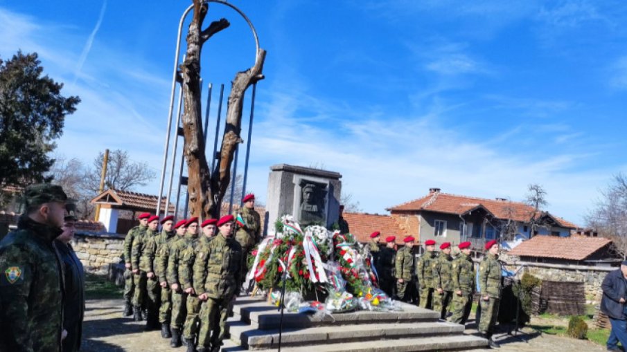 В ПАМЕТ НА АПОСТОЛА: Посадиха бряст в двора на Къкринското ханче