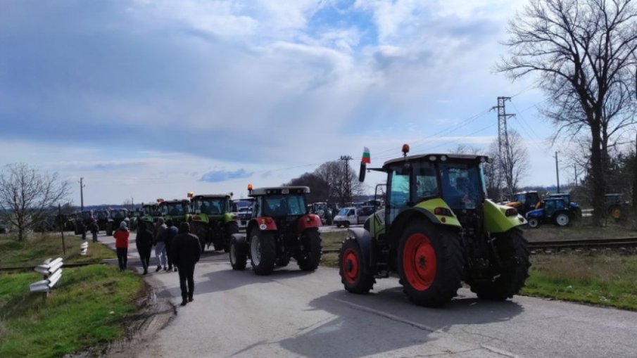 НЕДОВОЛСТВО: Зърнопроизводители блокираха границата с Румъния, украински камиони хванати в капан
