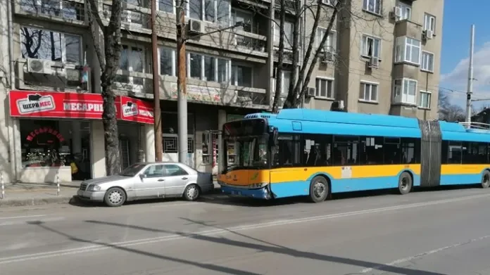 ОТ ПОСЛЕДНИТЕ МИНУТИ: Тролей смачка две коли в София (СНИМКИ)