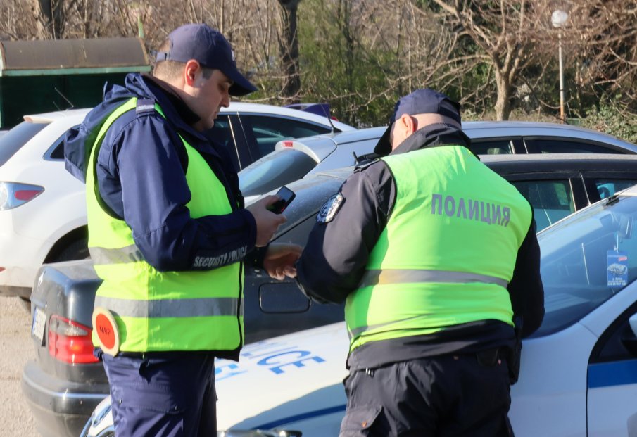 АКЦИЯ „КУПЕН ВОТ”: Полицията блокира плевенското село Буковлък (СНИМКИ)