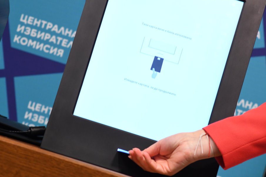 СИГНАЛ ДО ПИК: Членове на СИК агитират за гласуване с машина
