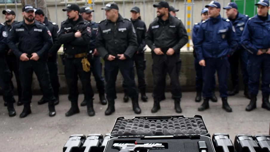 Нови пистолети за полицаите от Варна