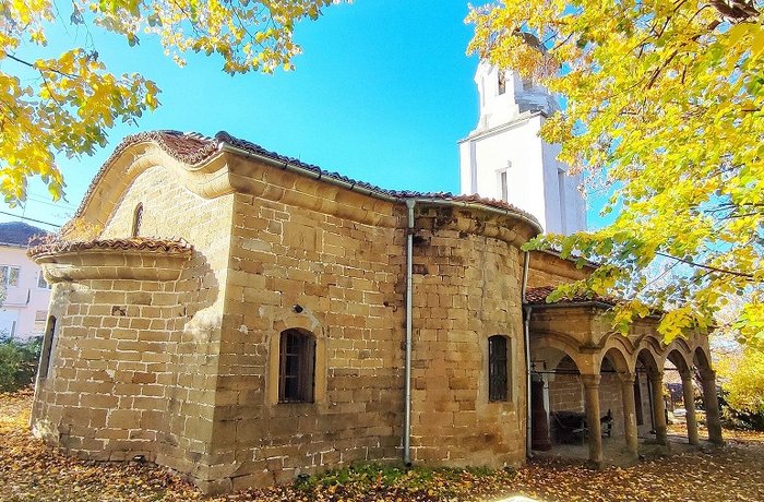 Вандали вилняха в селска църква, унищожиха ценна каменна плоча