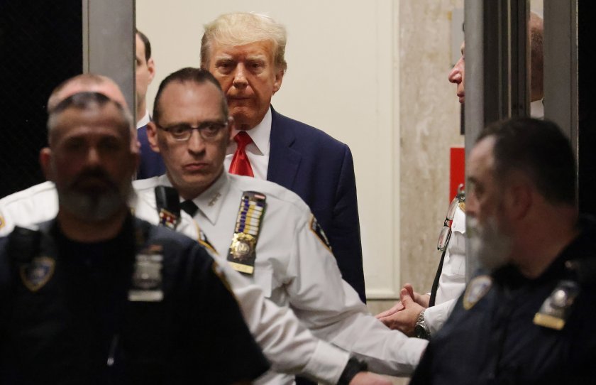 Тръмп се прибира вкъщи след повдигнатите му обвинения