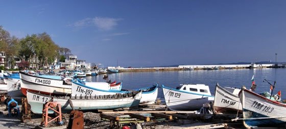 Полицията тараши Рибарското пристанище в Поморие